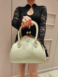 mini borsa panna e nera con clip
