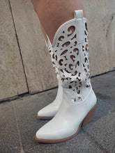 Load image into Gallery viewer, Scarpe donna Modello Camperos di colore Bianco con tacco comodo
