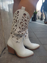 Load image into Gallery viewer, Camperso da donna di colore Bianco con tacco comodo di 7 cm
