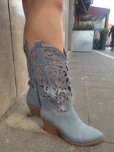 Load image into Gallery viewer, Scarpe donna Modello Camperos di colore Celeste
