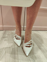 Load image into Gallery viewer, Chanel donna con tacco comodo di colore bianco eleganti 

