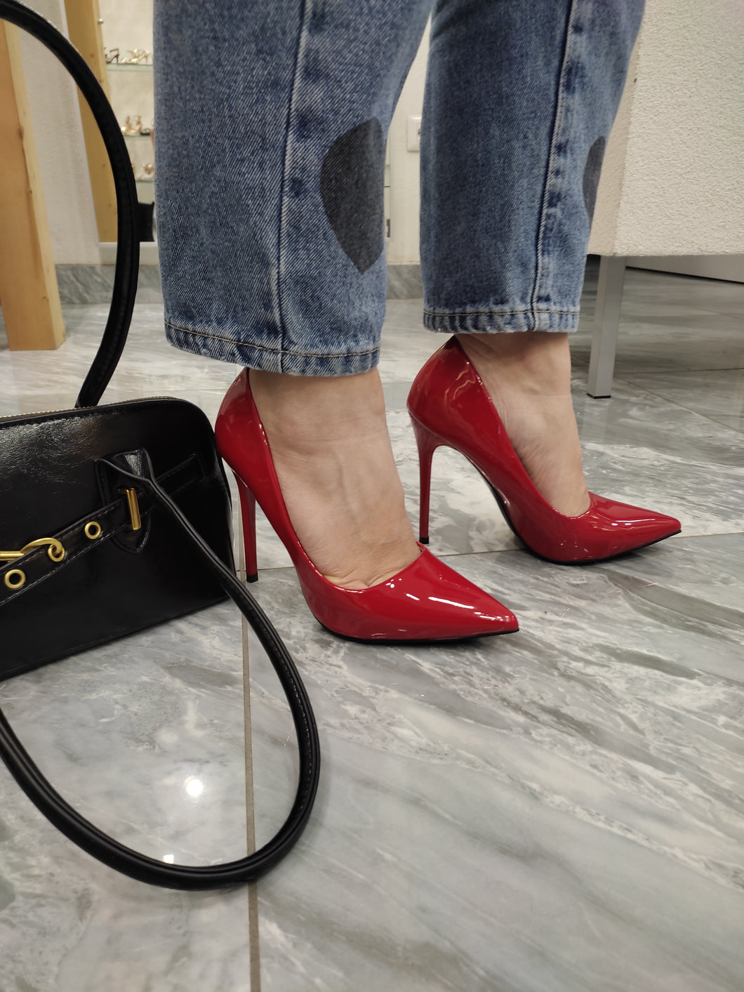 Decoltè rosso in vernice ludica 