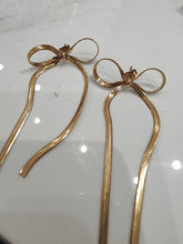 Carica l&#39;immagine nel visualizzatore di Gallery, Golden Charm: Orecchini Fiocco per un Tocco di Eleganza
