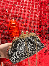Carica l&#39;immagine nel visualizzatore di Gallery, Dettagli Selvaggi: La Mini Bag Animalier che Completa il Look
