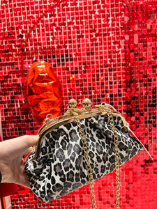 Dettagli Selvaggi: La Mini Bag Animalier che Completa il Look