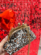 Carica l&#39;immagine nel visualizzatore di Gallery, Dettagli Selvaggi: La Mini Bag Animalier che Completa il Look
