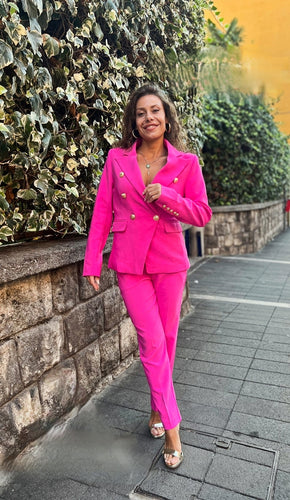 Tailleur fucsia con dettagli in oro