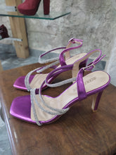 Load image into Gallery viewer, Sandali donna Eleganti di colore fucsia con strass argento
