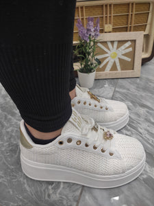 Scarpe da passeggio da donna di colore bianco con applicazioni sui lacci