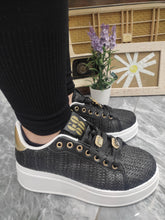 Load image into Gallery viewer, Scarpe da donna da passeggio di colore nero
