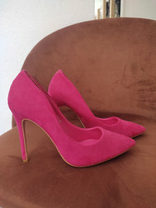 Modello decoltè donna di colore fucsia