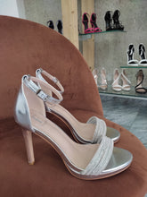Load image into Gallery viewer, Scarpe donna di colore argento eleganti da cerimonia
