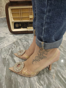 Modello Chanel donna di colore argento