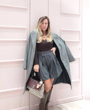 Load image into Gallery viewer, Shorts con Pences. Eleganza e Comfort in Ogni Dettaglio.
