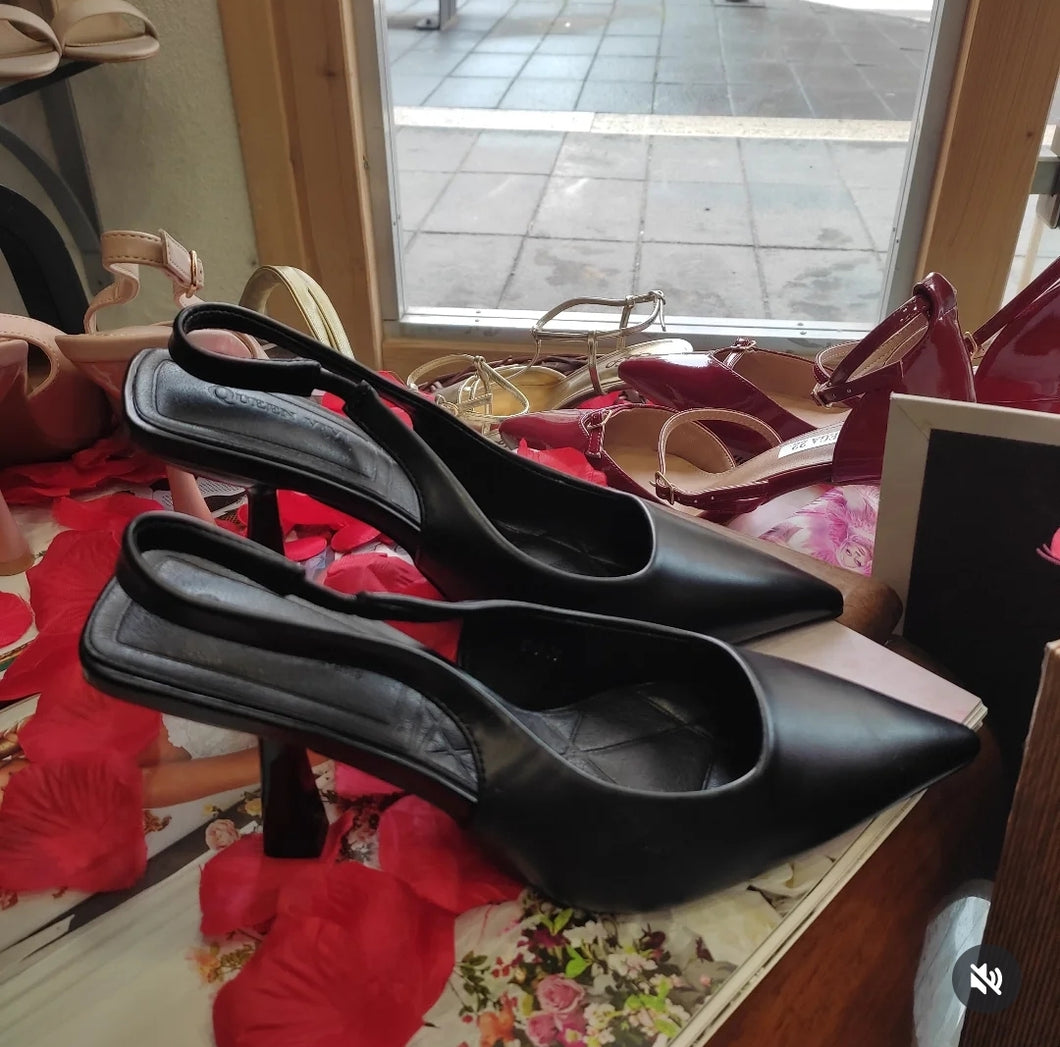 Modello Chanel con tacco di colore nero da donna