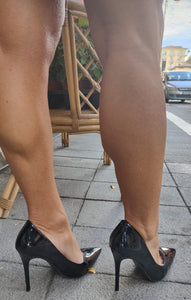 Decoltè eleganti da donna con tacco alto di colore nero in vernice lucida
